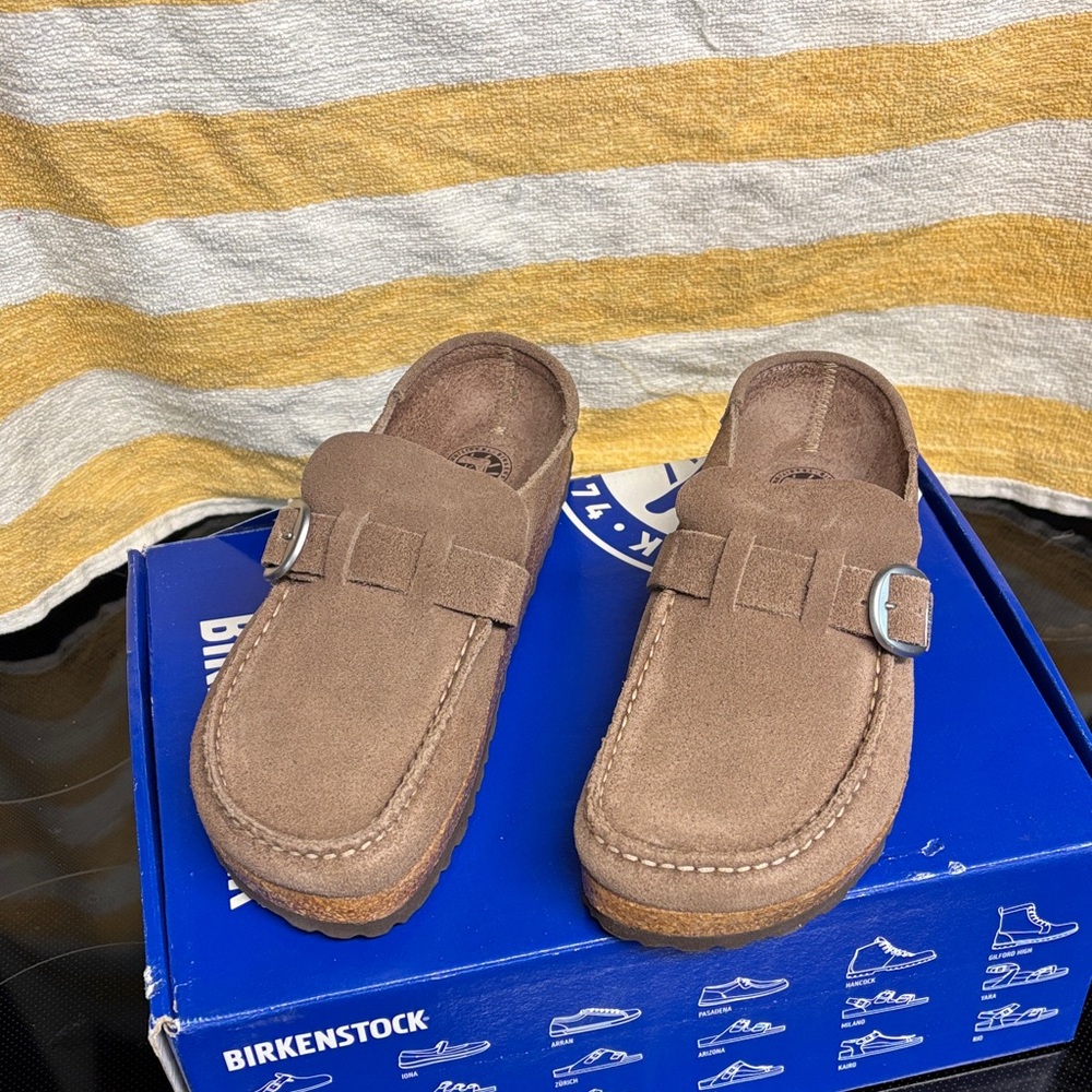 BIRKENSTOCK BUCKLEY’S FOR WOMEN IN GRAY TAUPE.